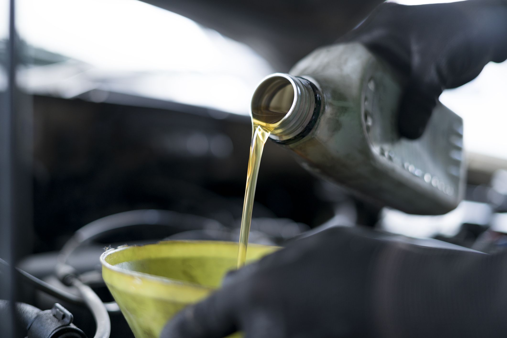 Cómo medir el nivel de aceite del coche